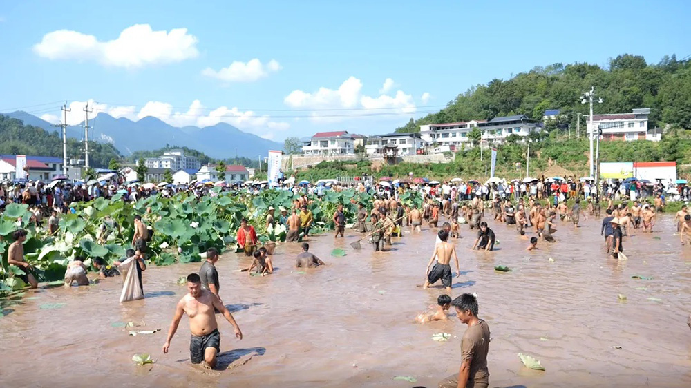 桑植民歌寨第六届民俗文化旅游周活动现场.jpg