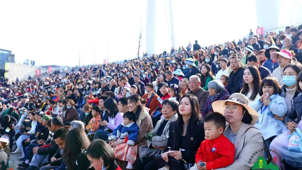 武胜县首届大地油彩乡村文化旅游节观众.jpg