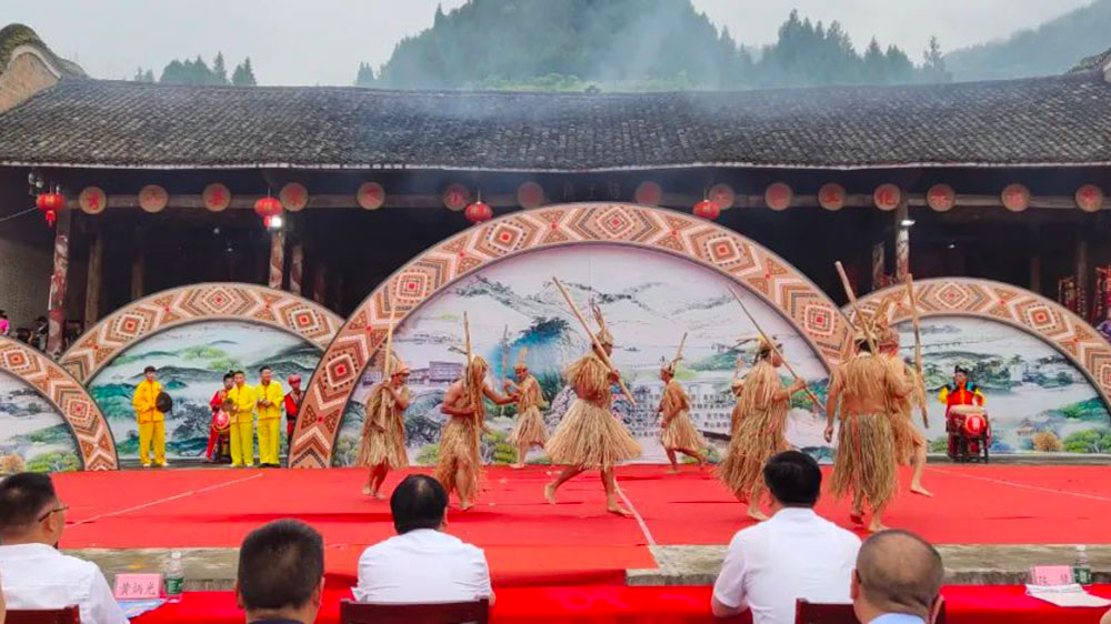 秀山首届“土家族文化旅游节”活动节目表演-土家茅古斯.jpg